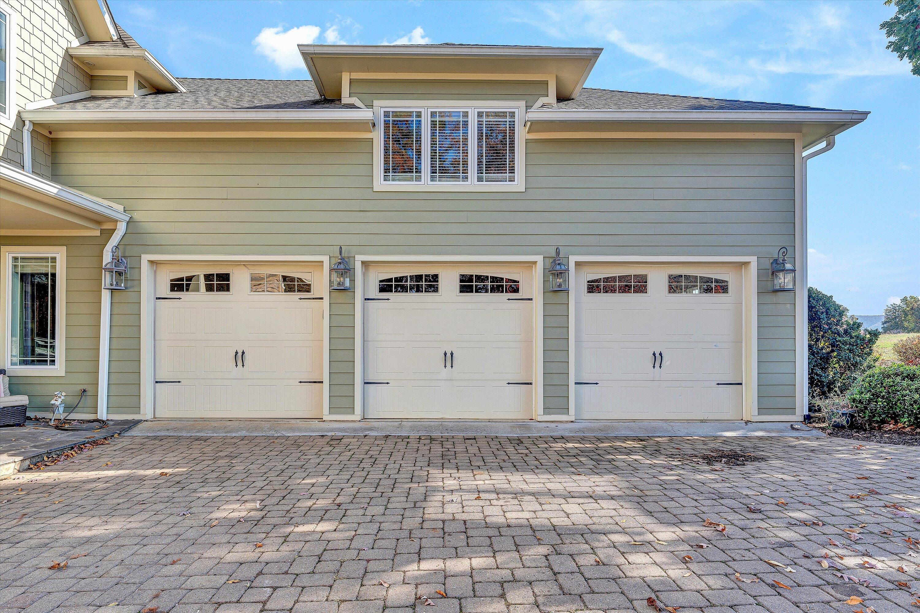 Moneta, Virginia, 24121, United States, 5 Bedrooms Bedrooms, ,6 BathroomsBathrooms,Residential,Active,1973555