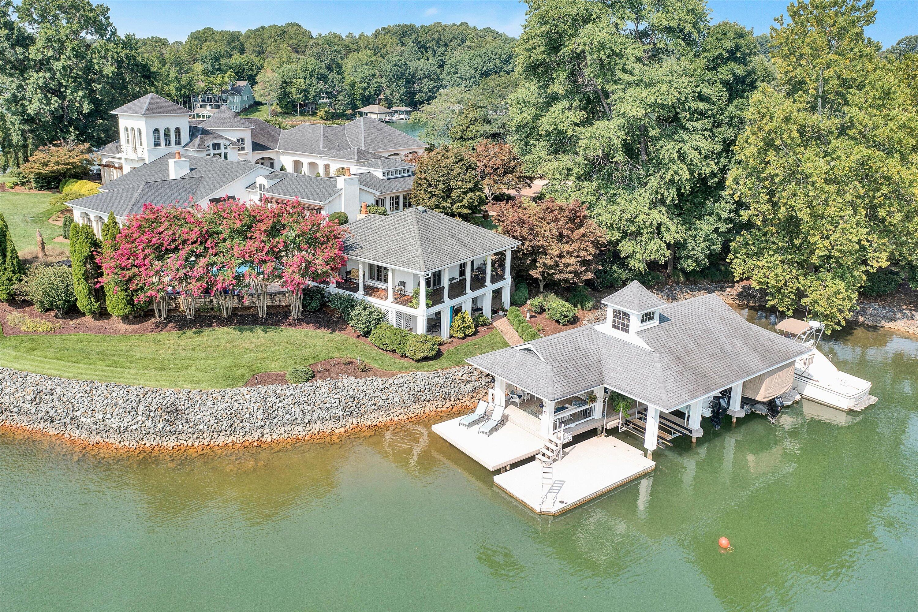 Moneta, Virginia, 24121, United States, 5 Bedrooms Bedrooms, ,9 BathroomsBathrooms,Residential,Active,1919403