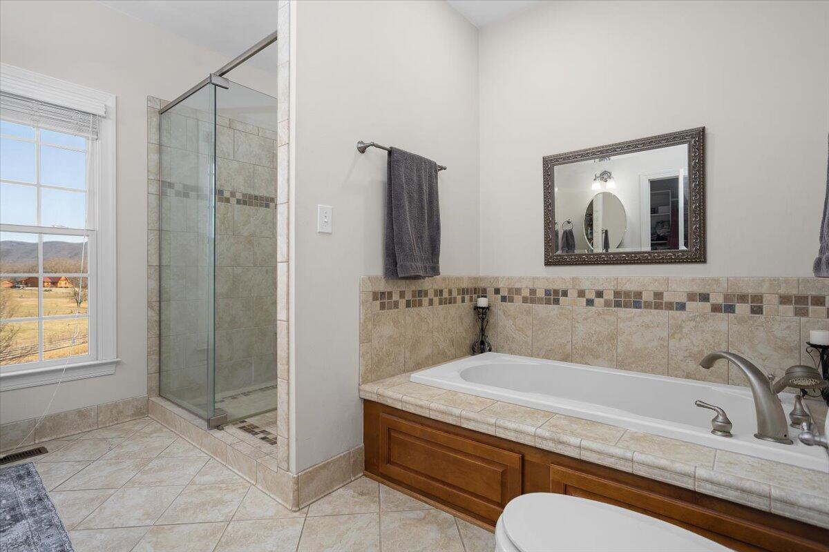 Fincastle, Virginia, 24090, United States, 3 Bedrooms Bedrooms, ,4 BathroomsBathrooms,Residential,Active,1945492