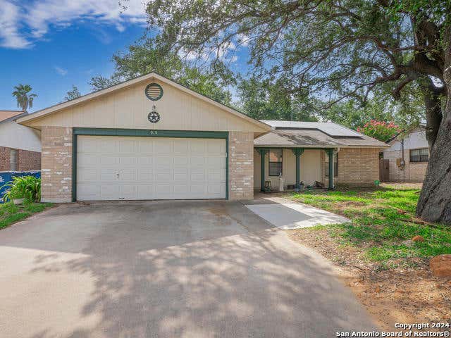 919 TAYLOR ST, PLEASANTON, TX 78064, photo 1 of 12