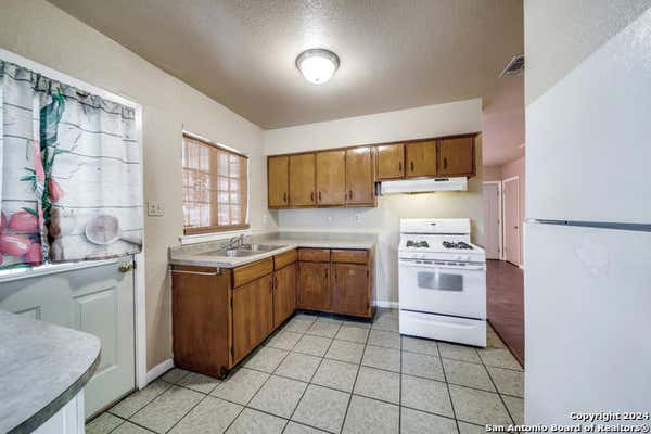 111 ZERRCLIFF LN, SAN ANTONIO, TX 78220 - Image 1