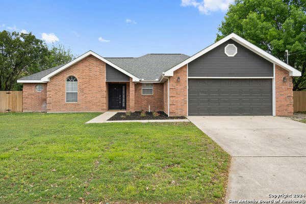 1319 SUMMERWOOD DR, NEW BRAUNFELS, TX 78130, photo 2 of 32