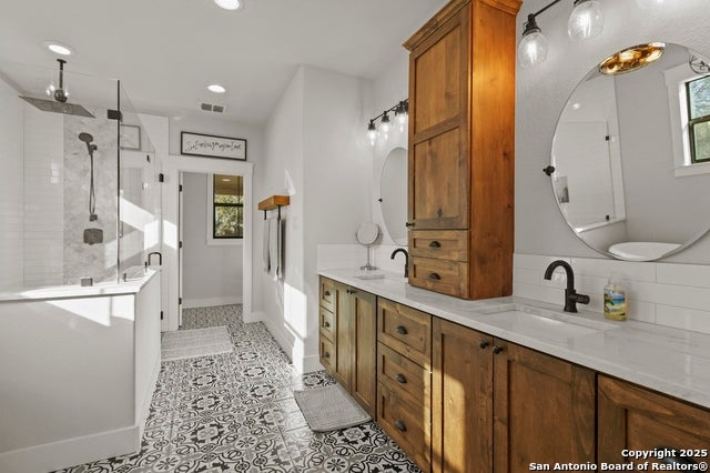 La Vernia, Texas, 78121, United States, 5 Bedrooms Bedrooms, ,3 BathroomsBathrooms,Residential,Active,1936140