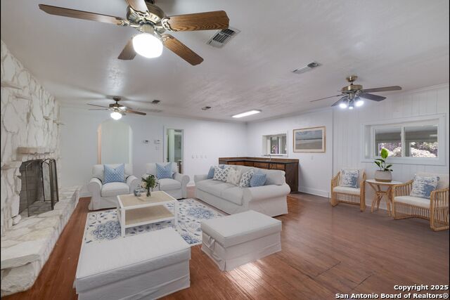 Mcqueeney, Texas, 78123, United States, 4 Bedrooms Bedrooms, ,4 BathroomsBathrooms,Residential,Active,1839412