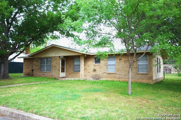 809 N EDISON ST, FREDERICKSBURG, TX 78624, photo 5 of 7