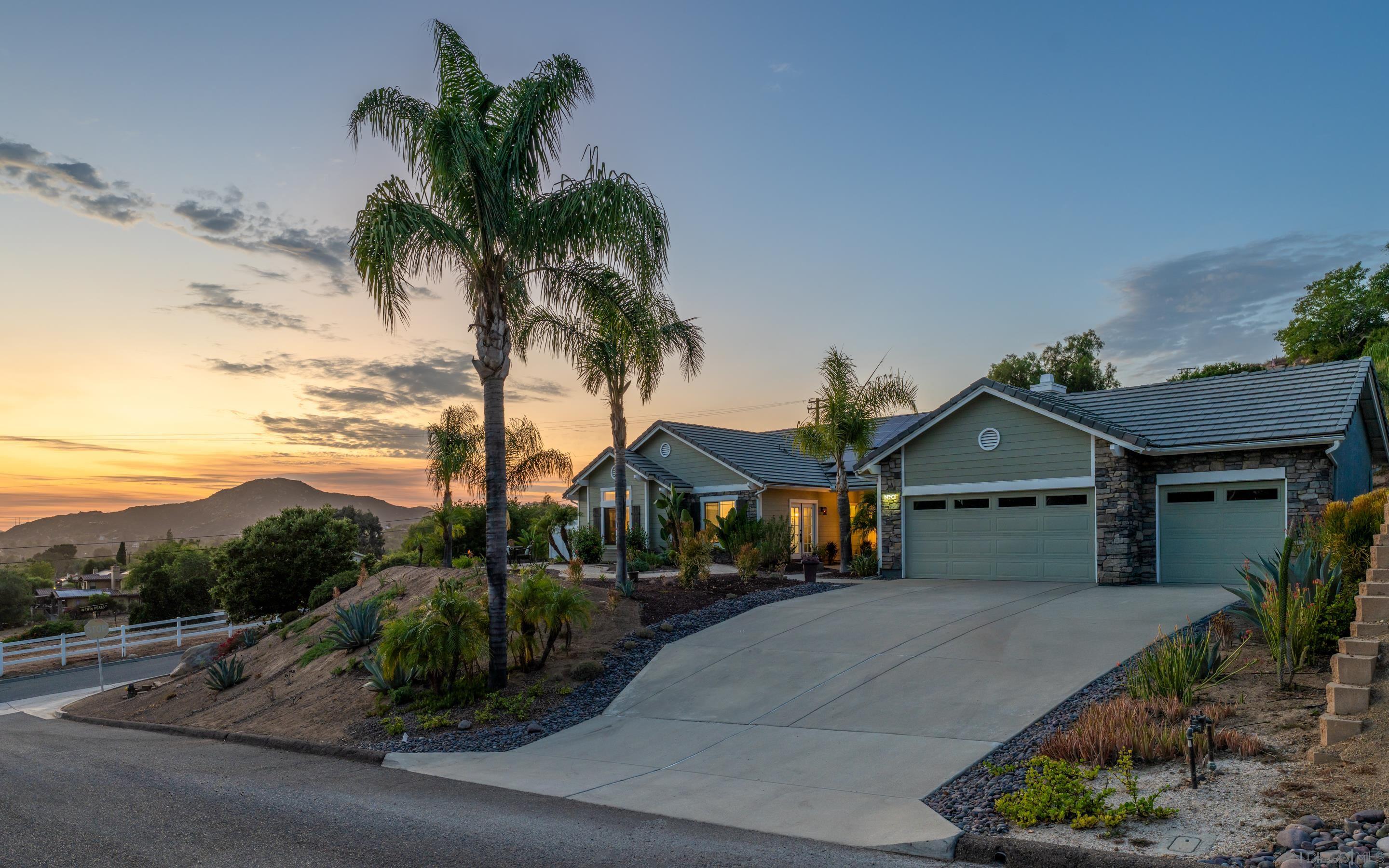 Poway, California, 92064, United States, 4 Bedrooms Bedrooms, ,3 BathroomsBathrooms,Residential,Active,1929455