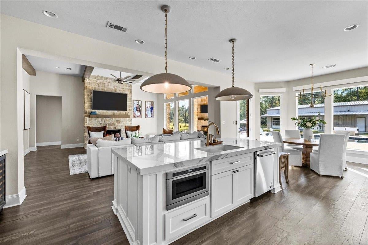 Kountze, Texas, 77625, United States, 4 Bedrooms Bedrooms, ,4 BathroomsBathrooms,Residential,Active,1988730