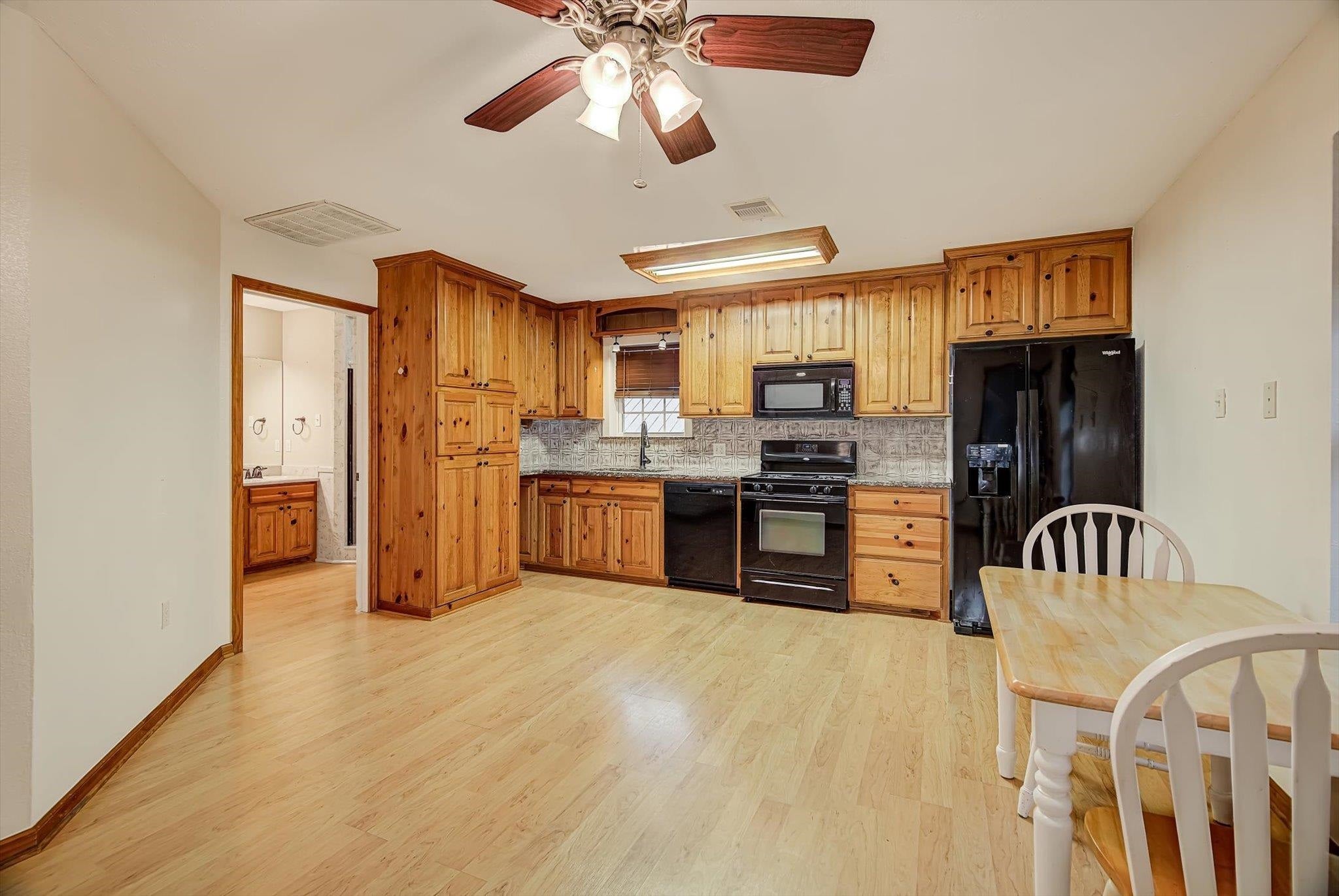 Liberty, Texas, 77575, United States, 7 Bedrooms Bedrooms, ,5 BathroomsBathrooms,Residential,Active,2007217