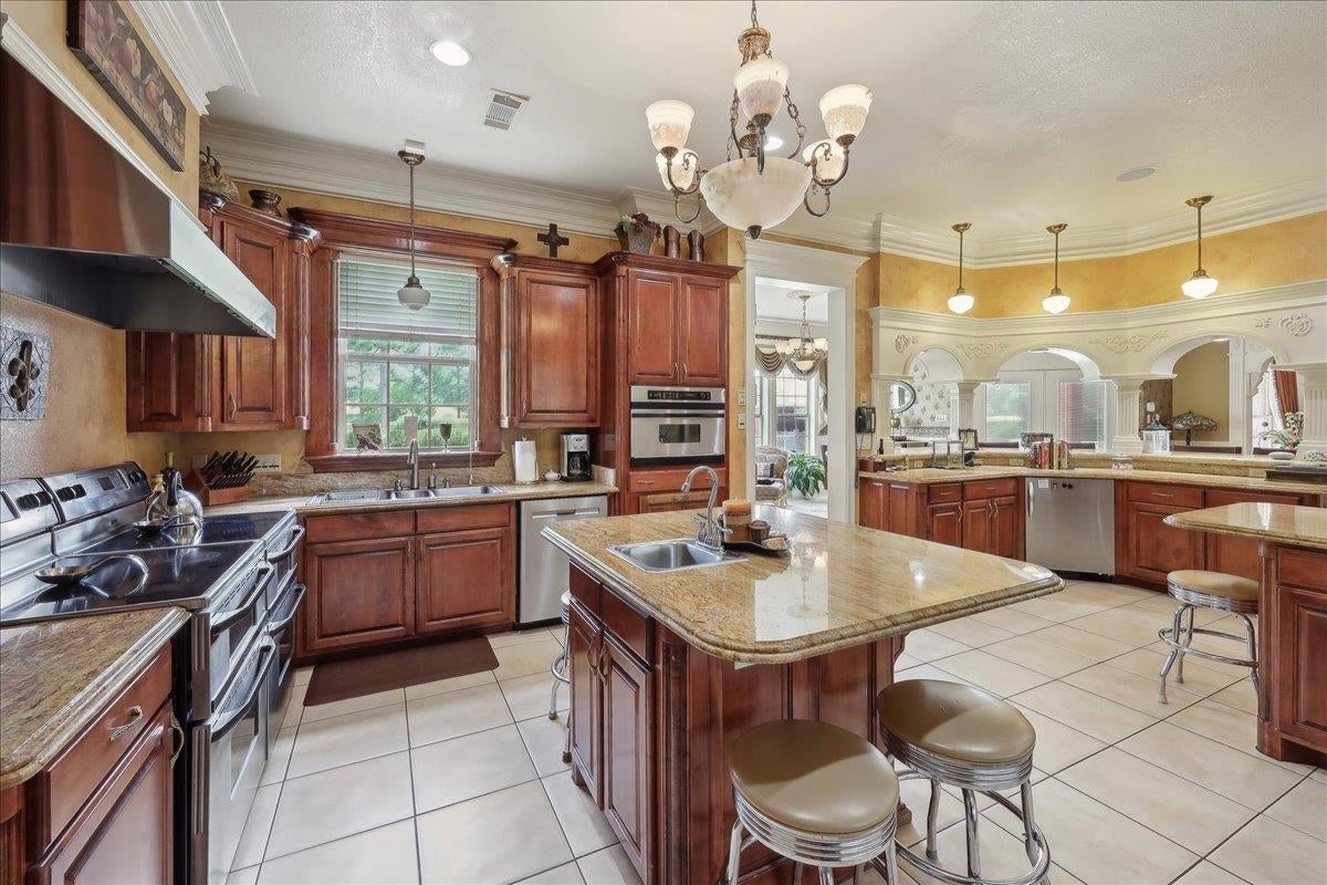 Beaumont, Texas, 77707, United States, 6 Bedrooms Bedrooms, ,10 BathroomsBathrooms,Residential,Active,1853261