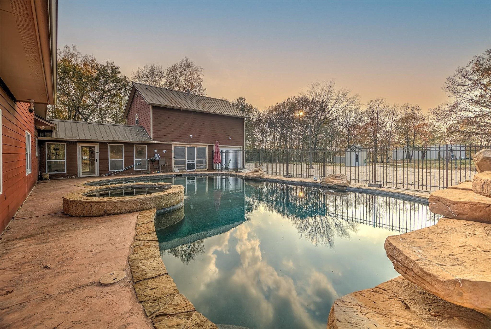 Liberty, Texas, 77575, United States, 7 Bedrooms Bedrooms, ,5 BathroomsBathrooms,Residential,Active,2007217