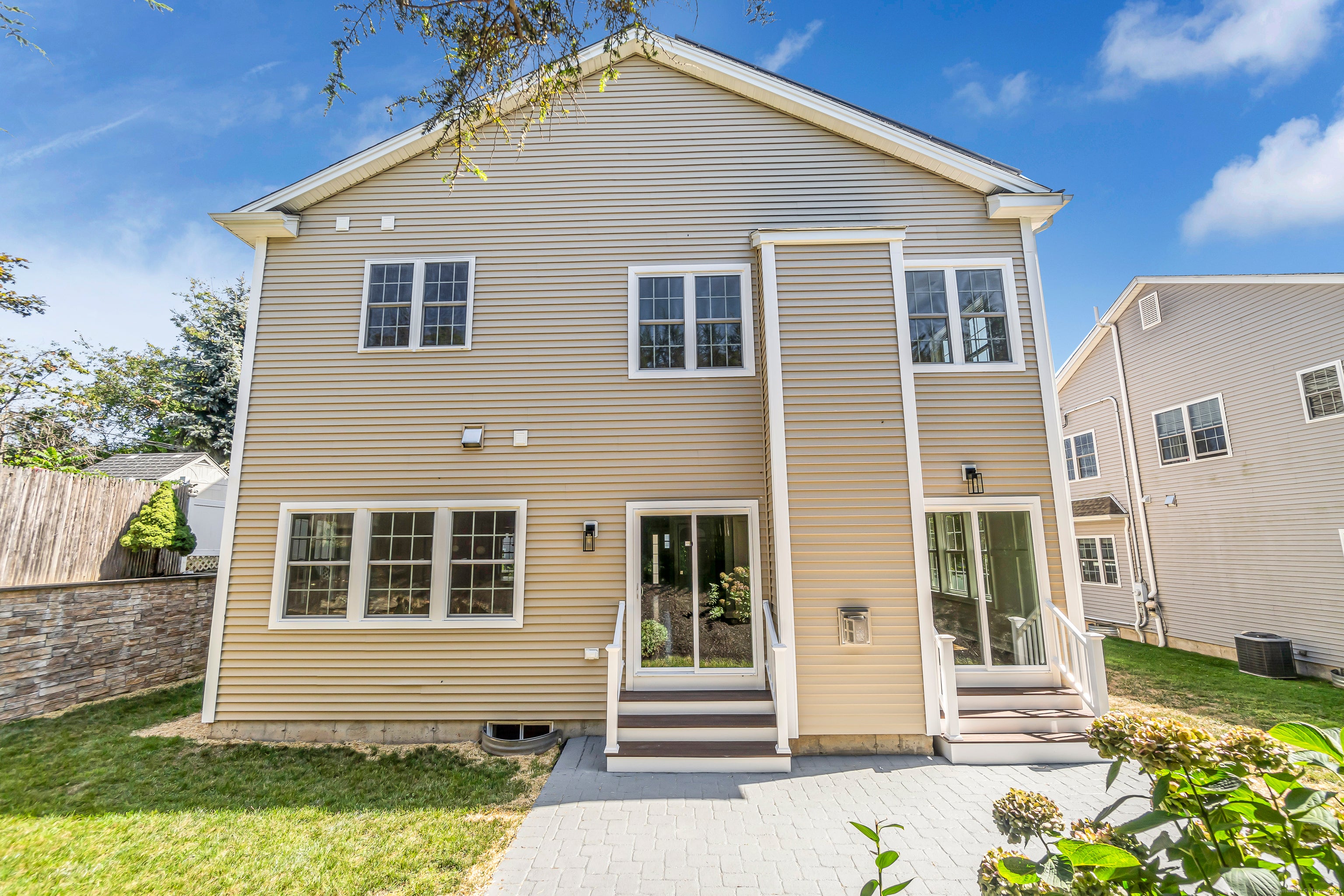 Fairfield, Connecticut, 06890, United States, 4 Bedrooms Bedrooms, ,3 BathroomsBathrooms,Residential,Active,2009390