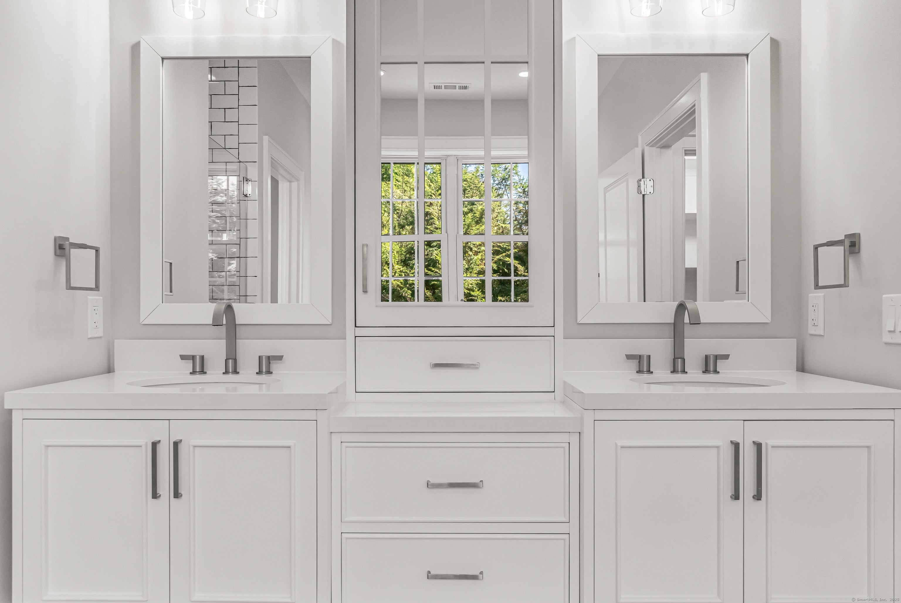 Fairfield, Connecticut, 06890, United States, 4 Bedrooms Bedrooms, ,3 BathroomsBathrooms,Residential,Active,2009390