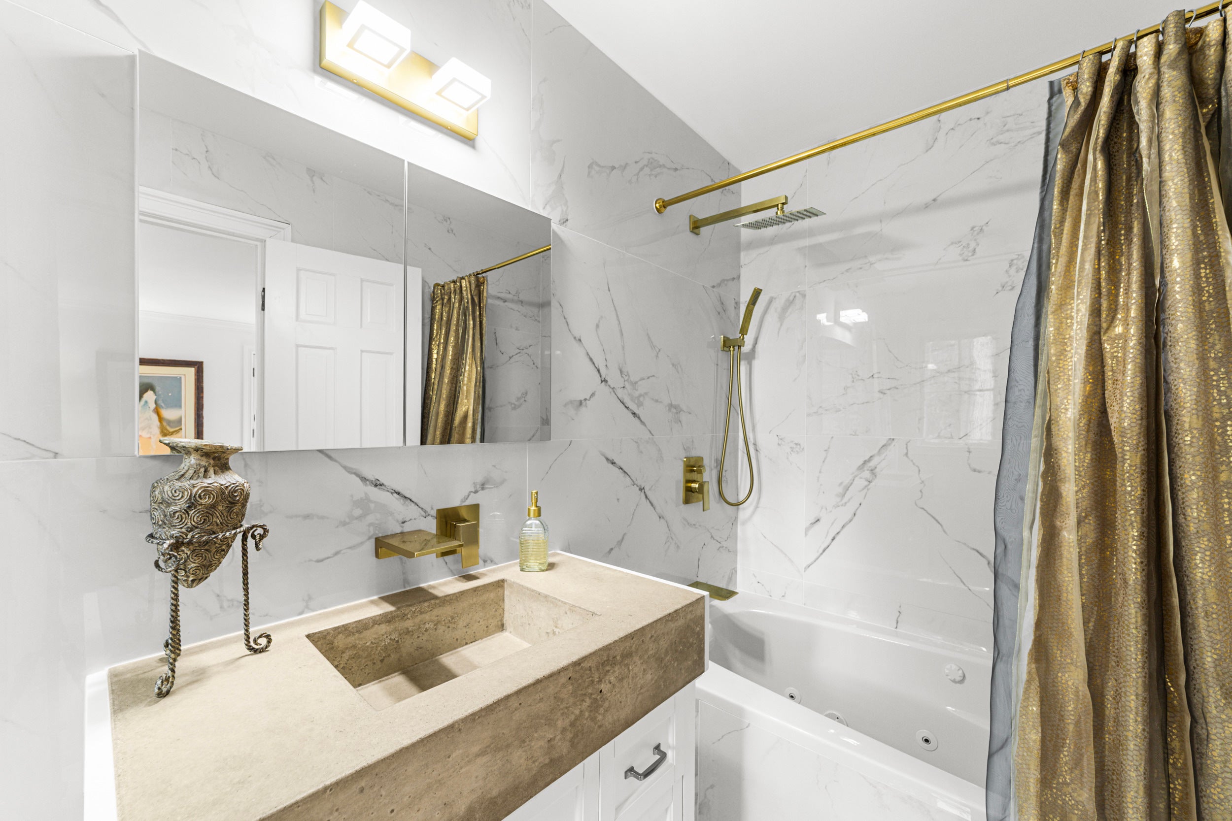 Stamford, Connecticut, 06903, United States, 4 Bedrooms Bedrooms, ,3 BathroomsBathrooms,Residential,Active,1996290