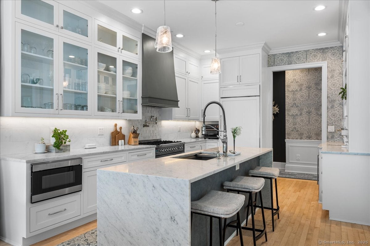 Clinton, Connecticut, 06413, United States, 5 Bedrooms Bedrooms, ,4 BathroomsBathrooms,Residential,Active,1936123