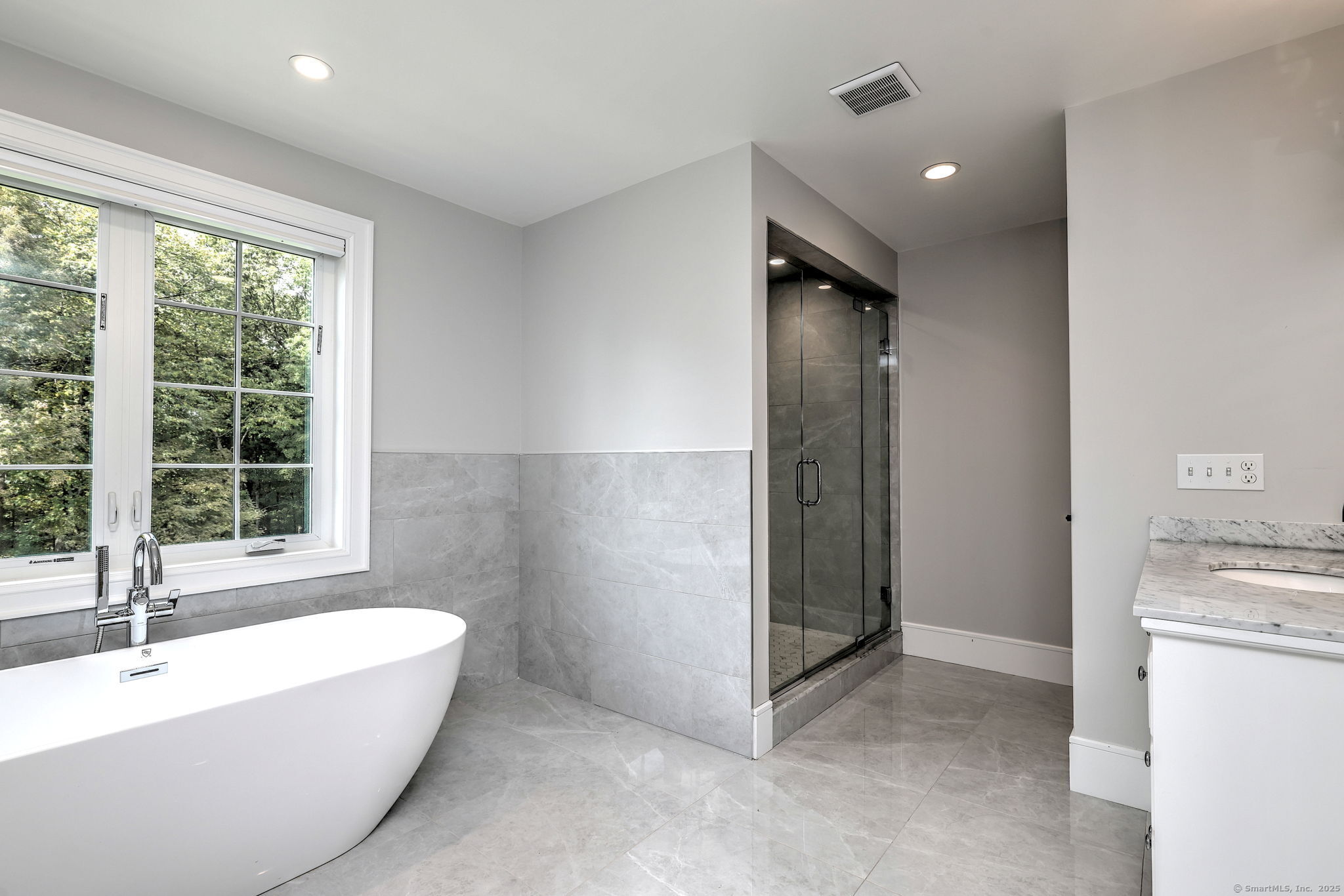 Trumbull, Connecticut, 06611, United States, 5 Bedrooms Bedrooms, ,6 BathroomsBathrooms,Residential,Active,1965800