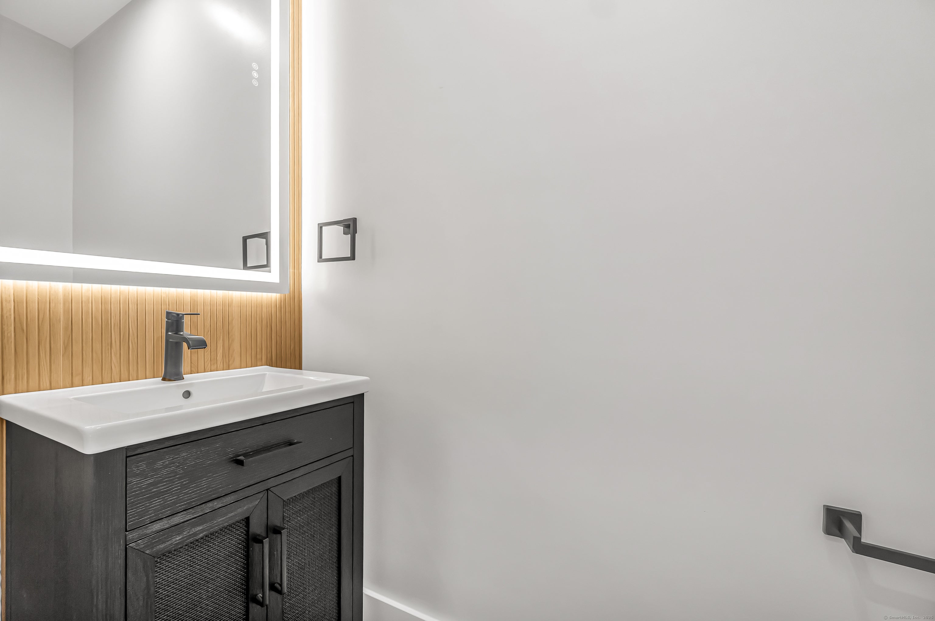 Fairfield, Connecticut, 06825, United States, 4 Bedrooms Bedrooms, ,5 BathroomsBathrooms,Residential,Active,1953660