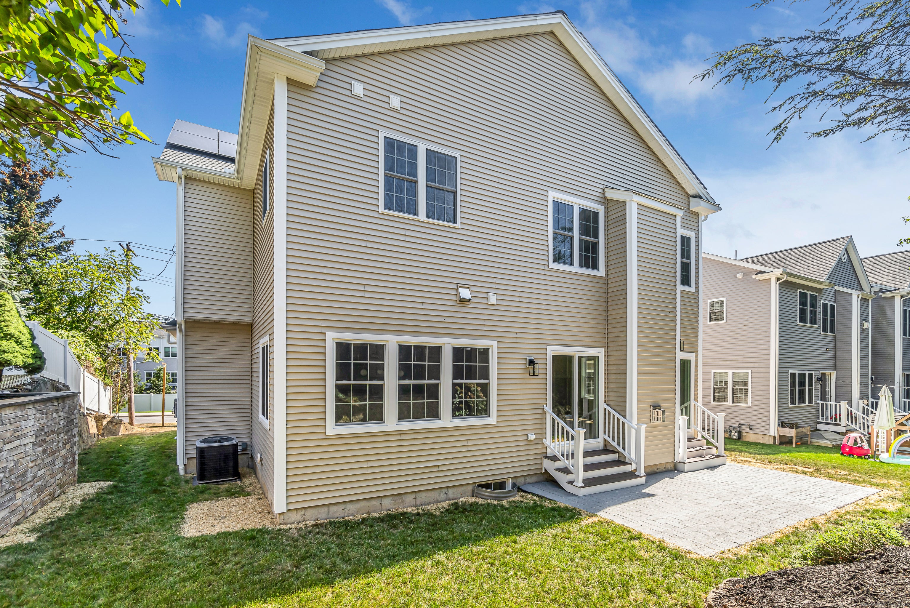 Fairfield, Connecticut, 06890, United States, 4 Bedrooms Bedrooms, ,3 BathroomsBathrooms,Residential,Active,2009390