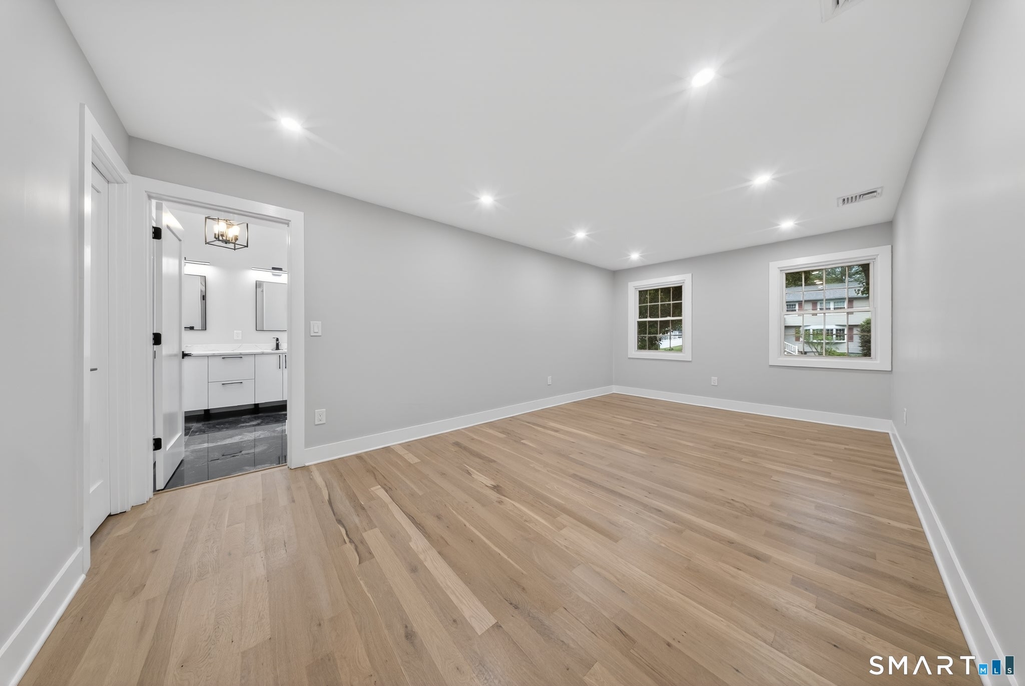 Fairfield, Connecticut, 06824, United States, 5 Bedrooms Bedrooms, ,4 BathroomsBathrooms,Residential,Active,2052052