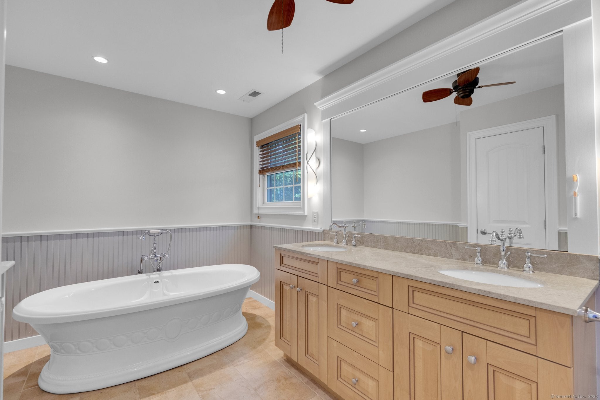 Milford, Connecticut, 06460, United States, 3 Bedrooms Bedrooms, ,4 BathroomsBathrooms,Residential,Active,1926887