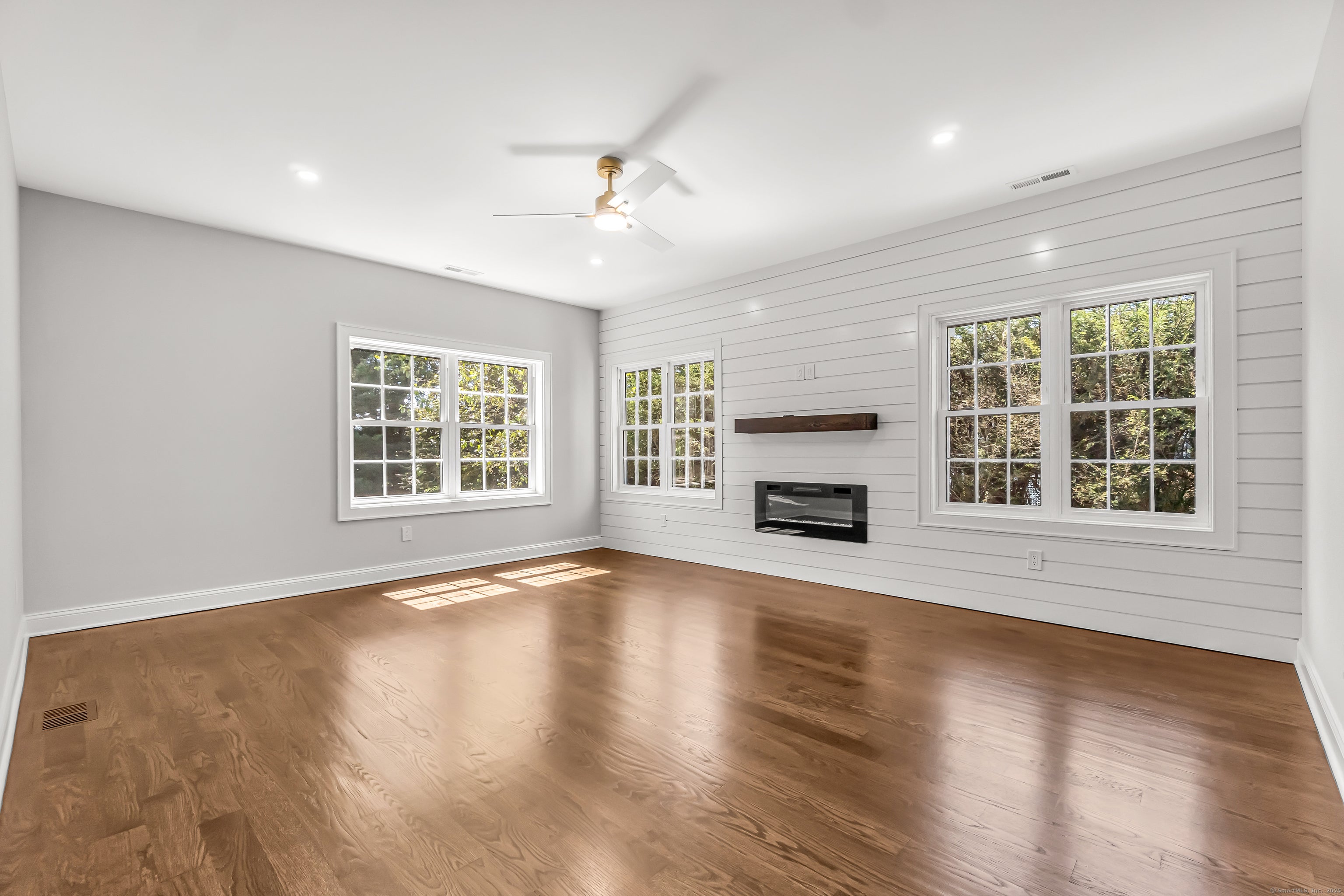 Fairfield, Connecticut, 06890, United States, 4 Bedrooms Bedrooms, ,3 BathroomsBathrooms,Residential,Active,2009390