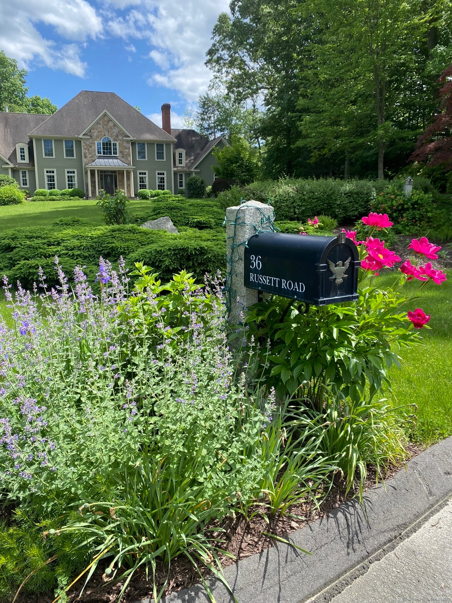 Newtown, Connecticut, 06482, United States, 4 Bedrooms Bedrooms, ,4 BathroomsBathrooms,Residential,Active,1934769