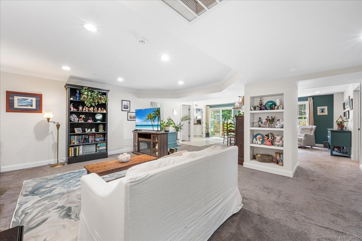 Clinton, Connecticut, 06413, United States, 5 Bedrooms Bedrooms, ,4 BathroomsBathrooms,Residential,Active,1936123