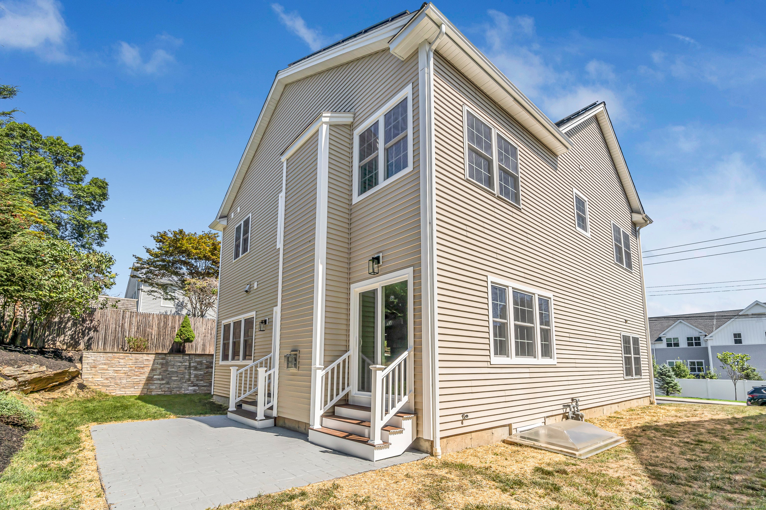 Fairfield, Connecticut, 06890, United States, 4 Bedrooms Bedrooms, ,3 BathroomsBathrooms,Residential,Active,2009390