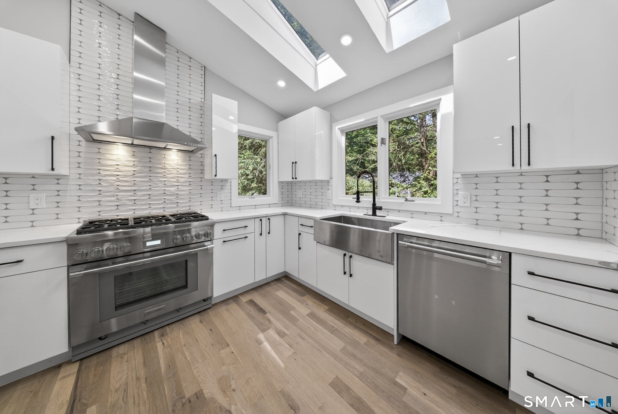 Fairfield, Connecticut, 06824, United States, 5 Bedrooms Bedrooms, ,4 BathroomsBathrooms,Residential,Active,2052052
