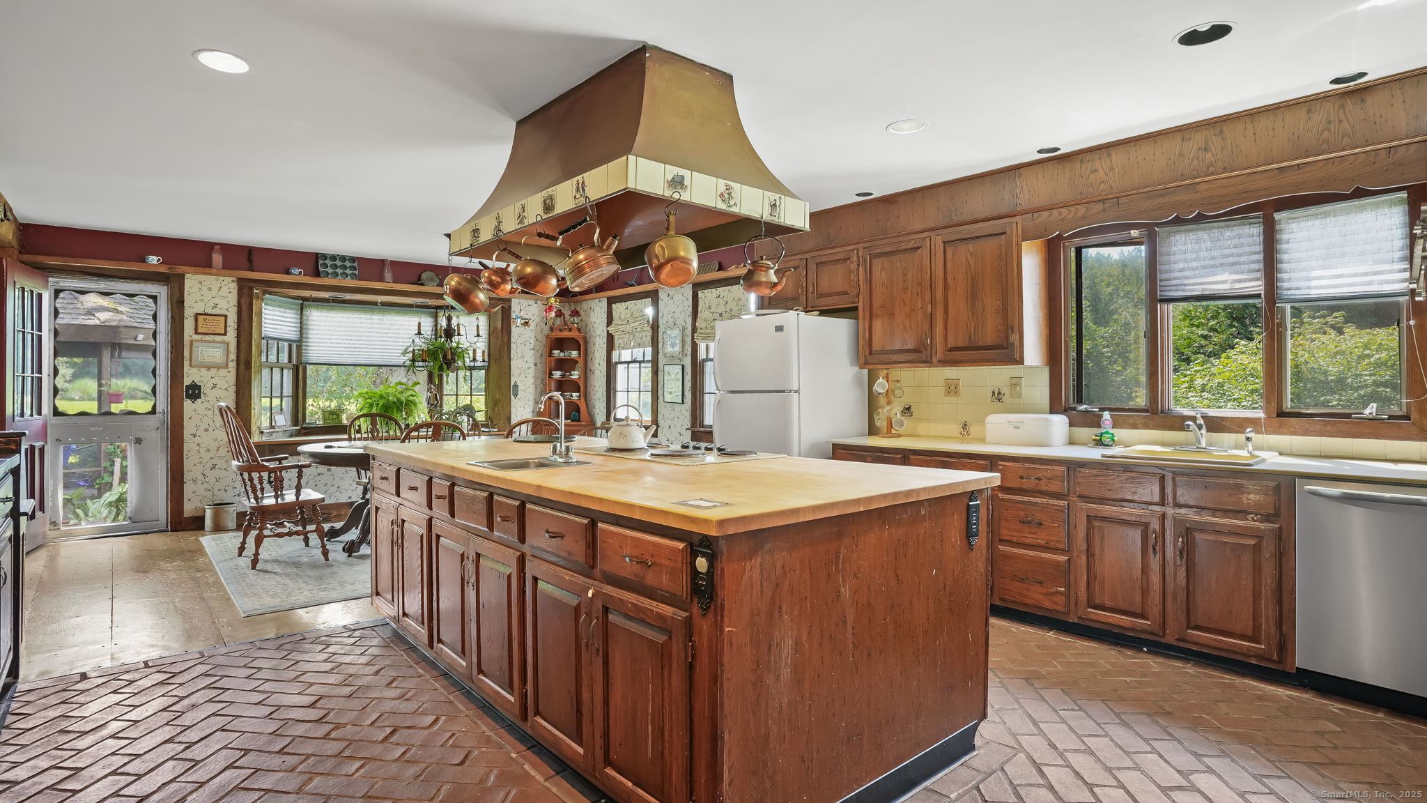 Trumbull, Connecticut, 06611, United States, 6 Bedrooms Bedrooms, ,6 BathroomsBathrooms,Residential,Active,1922320