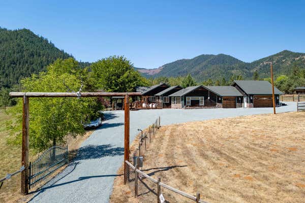 2575 E EVANS CREEK RD, ROGUE RIVER, OR 97537 - Image 1