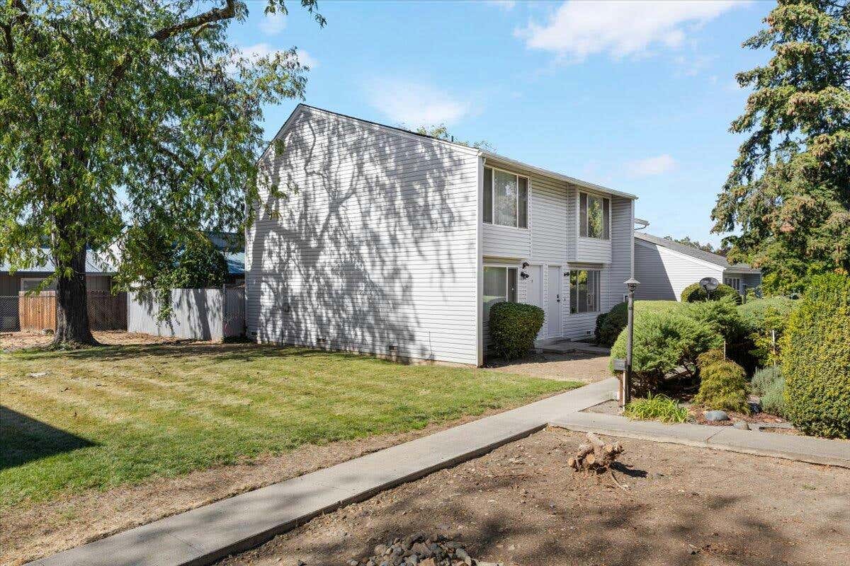 2000 BROOKHURST ST APT 5, MEDFORD, OR 97504, photo 1 of 13