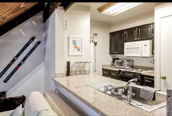 South Lake Tahoe, California, 96150, United States, 3 Bedrooms Bedrooms, ,2 BathroomsBathrooms,Residential,Active,1904156