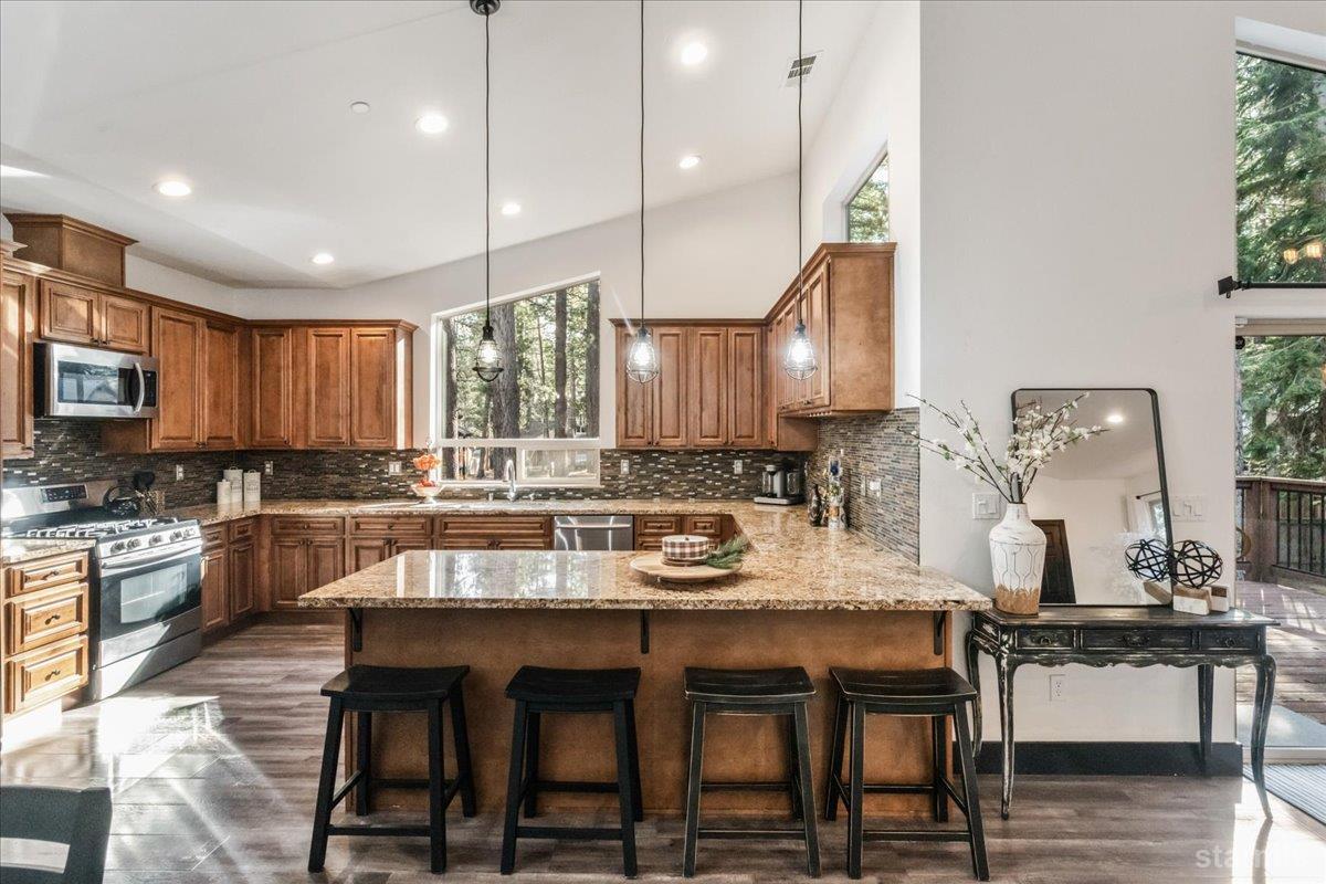 South Lake Tahoe, California, 96150, United States, 4 Bedrooms Bedrooms, ,3 BathroomsBathrooms,Residential,Active,2007317