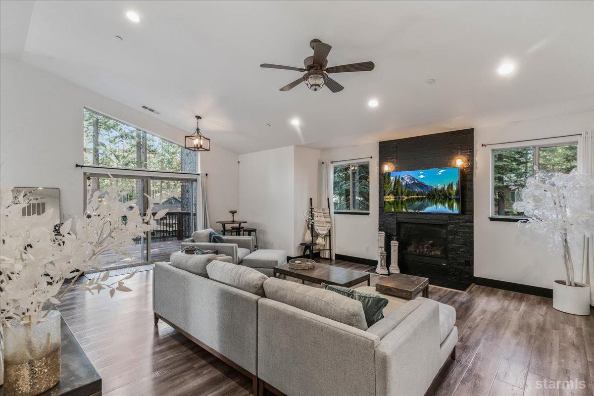 South Lake Tahoe, California, 96150, United States, 4 Bedrooms Bedrooms, ,3 BathroomsBathrooms,Residential,Active,2007317