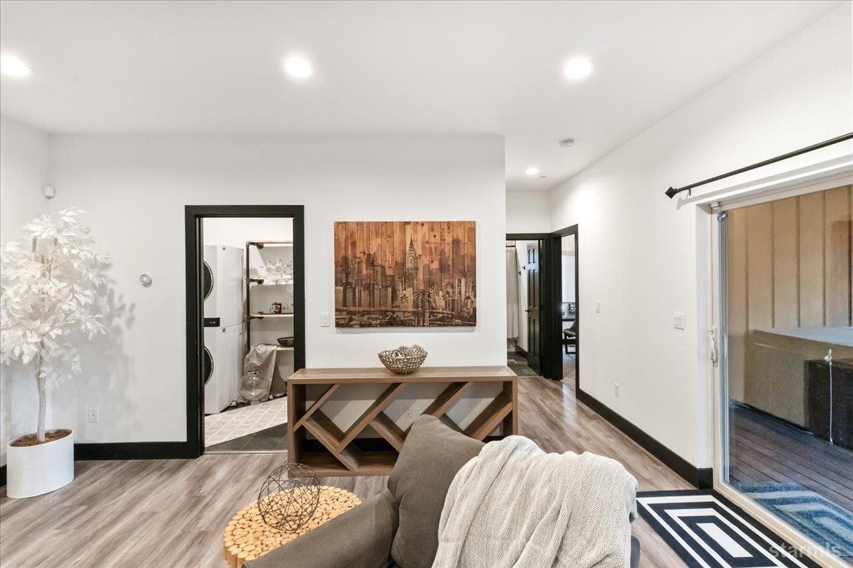 South Lake Tahoe, California, 96150, United States, 4 Bedrooms Bedrooms, ,3 BathroomsBathrooms,Residential,Active,2007317