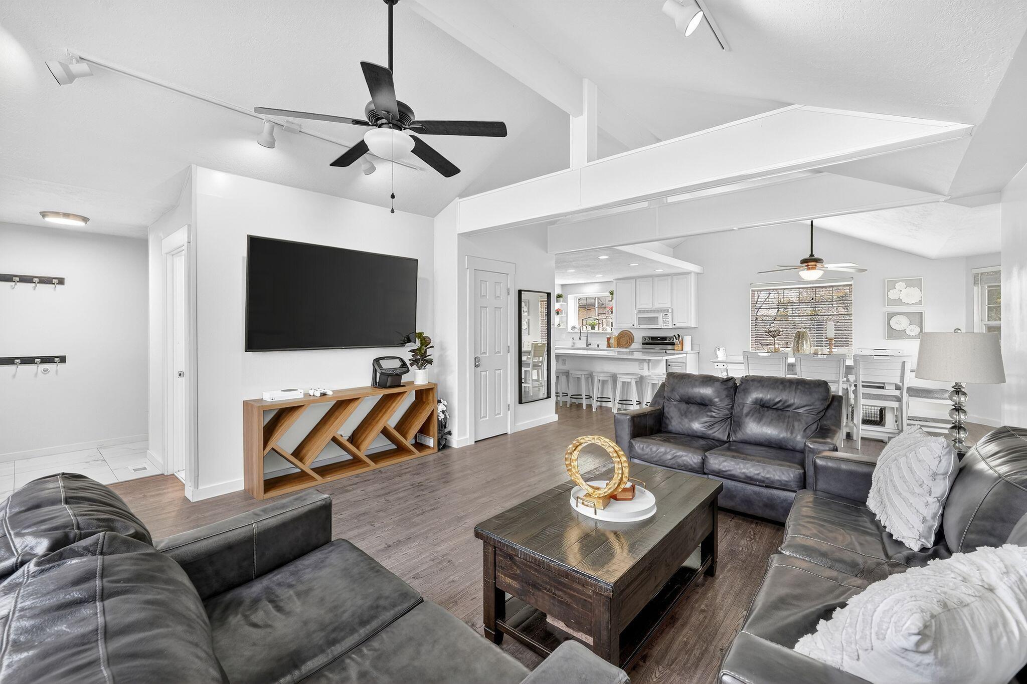 Bluffdale, Utah, 84065, United States, 10 Bedrooms Bedrooms, ,7 BathroomsBathrooms,Residential,Active,1990677