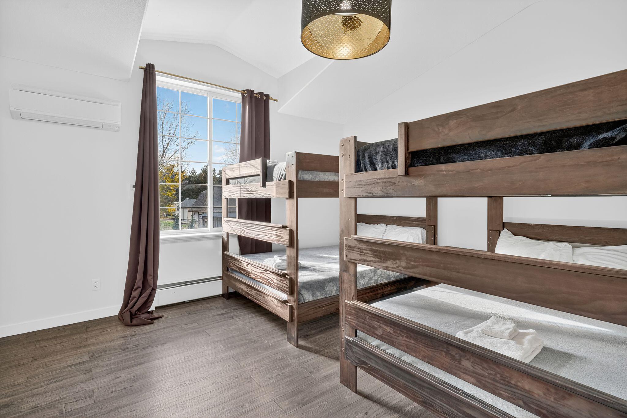 Bluffdale, Utah, 84065, United States, 10 Bedrooms Bedrooms, ,7 BathroomsBathrooms,Residential,Active,1990677