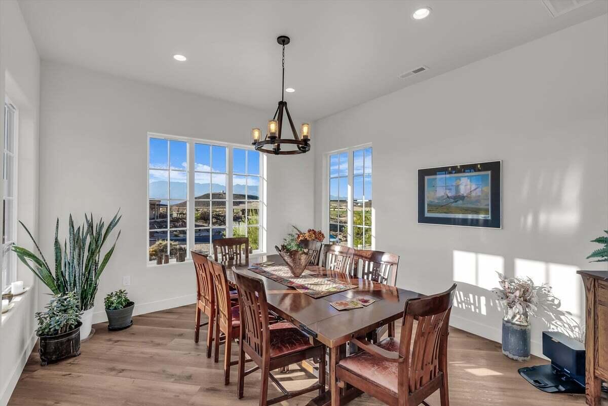 Hurricane, Utah, 84737, United States, 4 Bedrooms Bedrooms, ,4 BathroomsBathrooms,Residential,Active,1945483