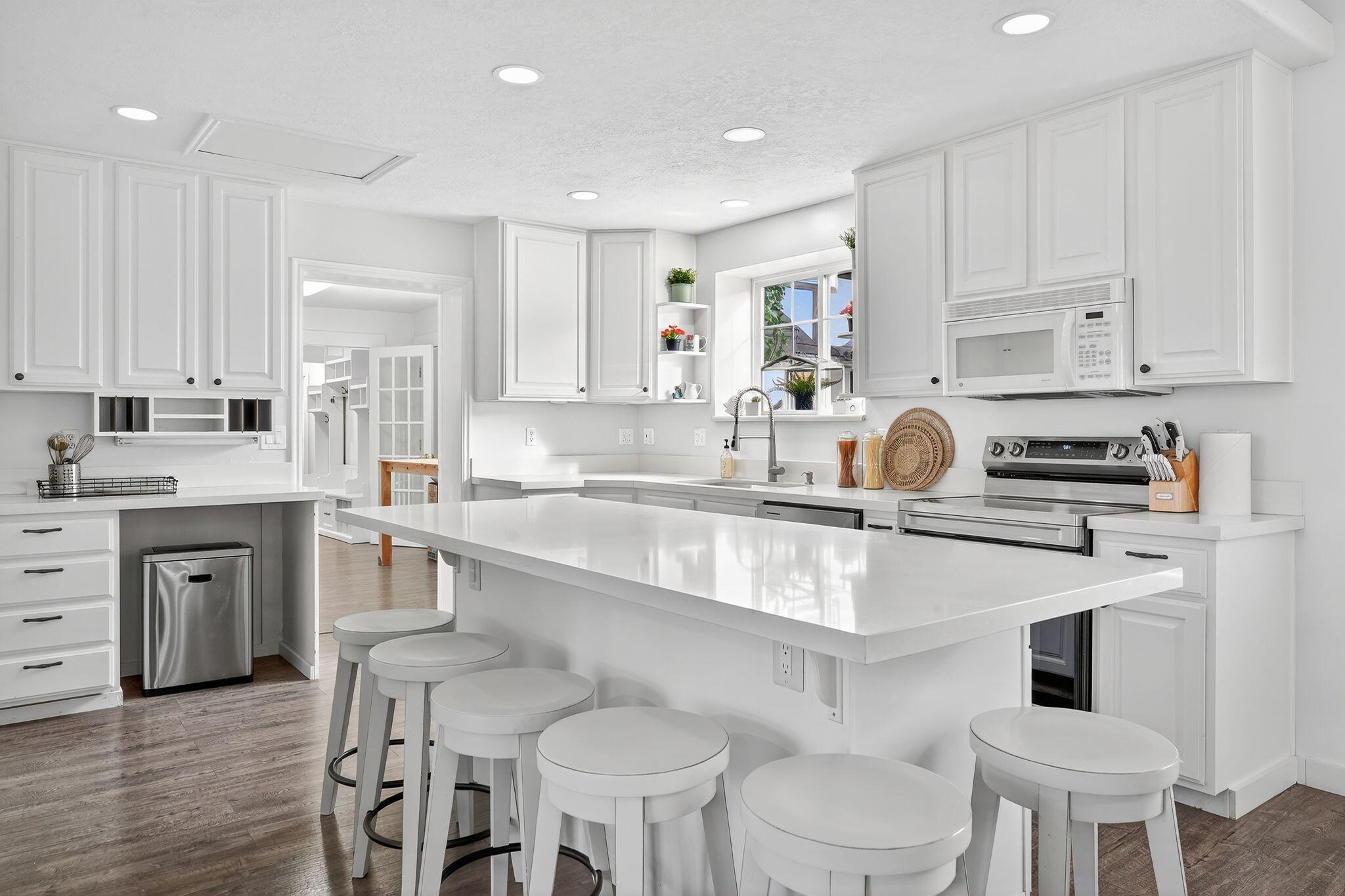 Bluffdale, Utah, 84065, United States, 10 Bedrooms Bedrooms, ,7 BathroomsBathrooms,Residential,Active,1990677