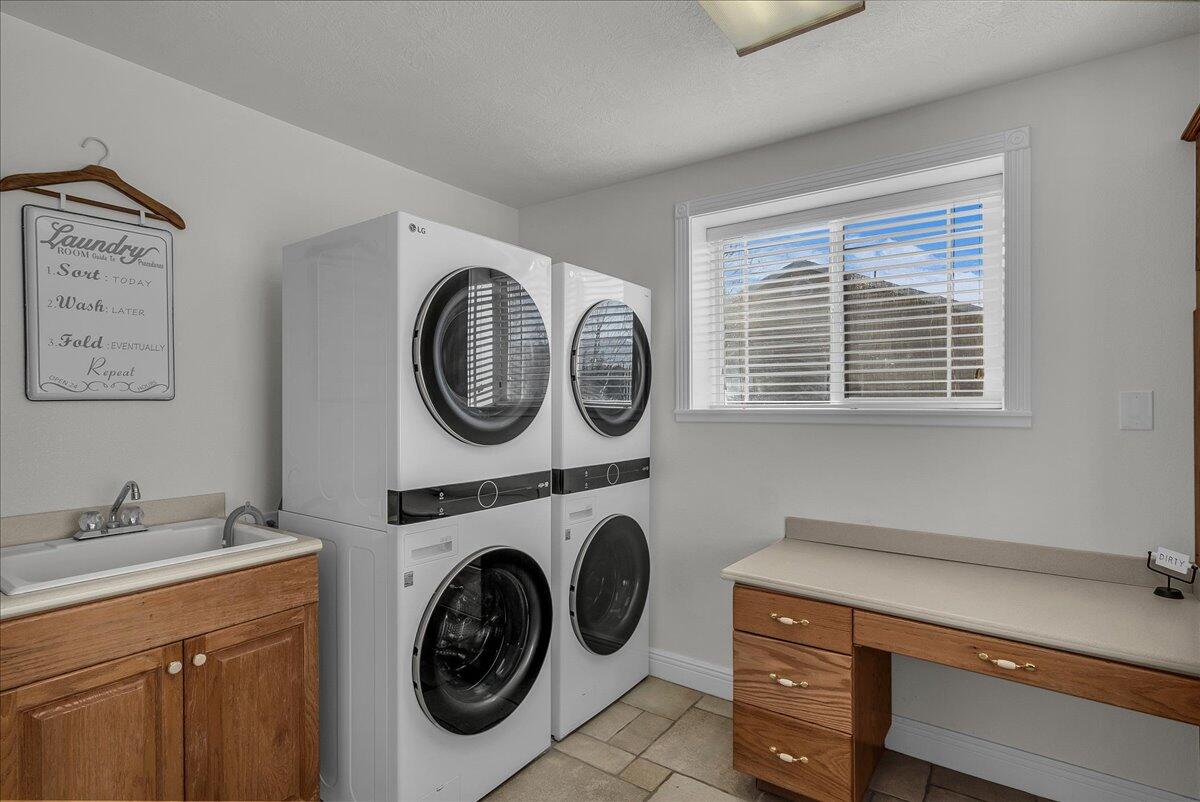 La Verkin, Utah, 84745, United States, 6 Bedrooms Bedrooms, ,4 BathroomsBathrooms,Residential,Active,2010581