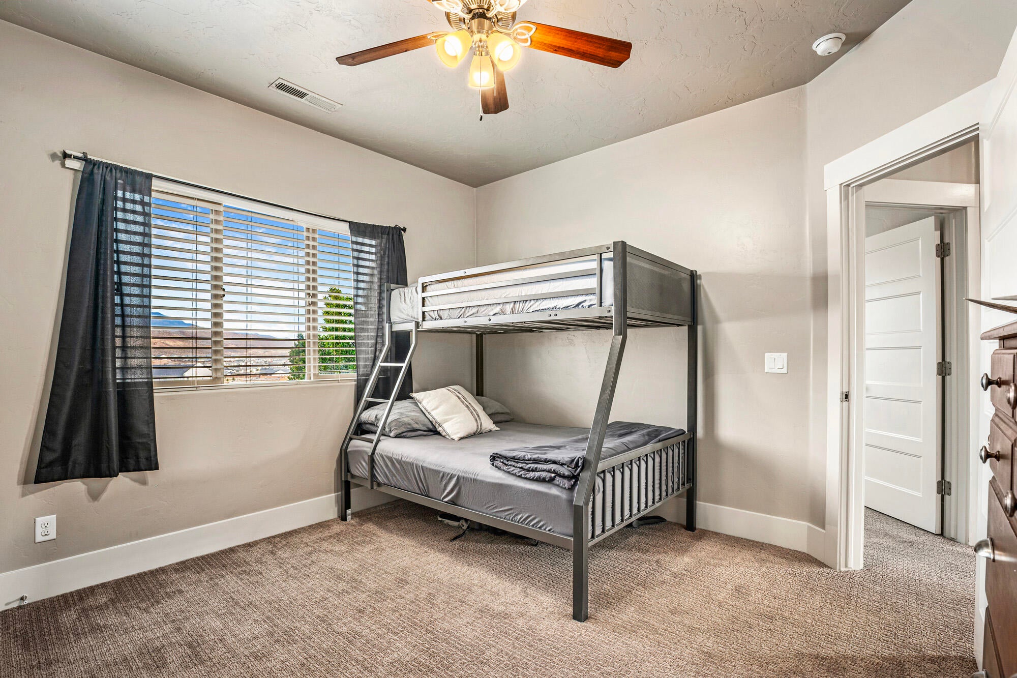 Washington, Utah, 84780, United States, 8 Bedrooms Bedrooms, ,5 BathroomsBathrooms,Residential,Active,2012929