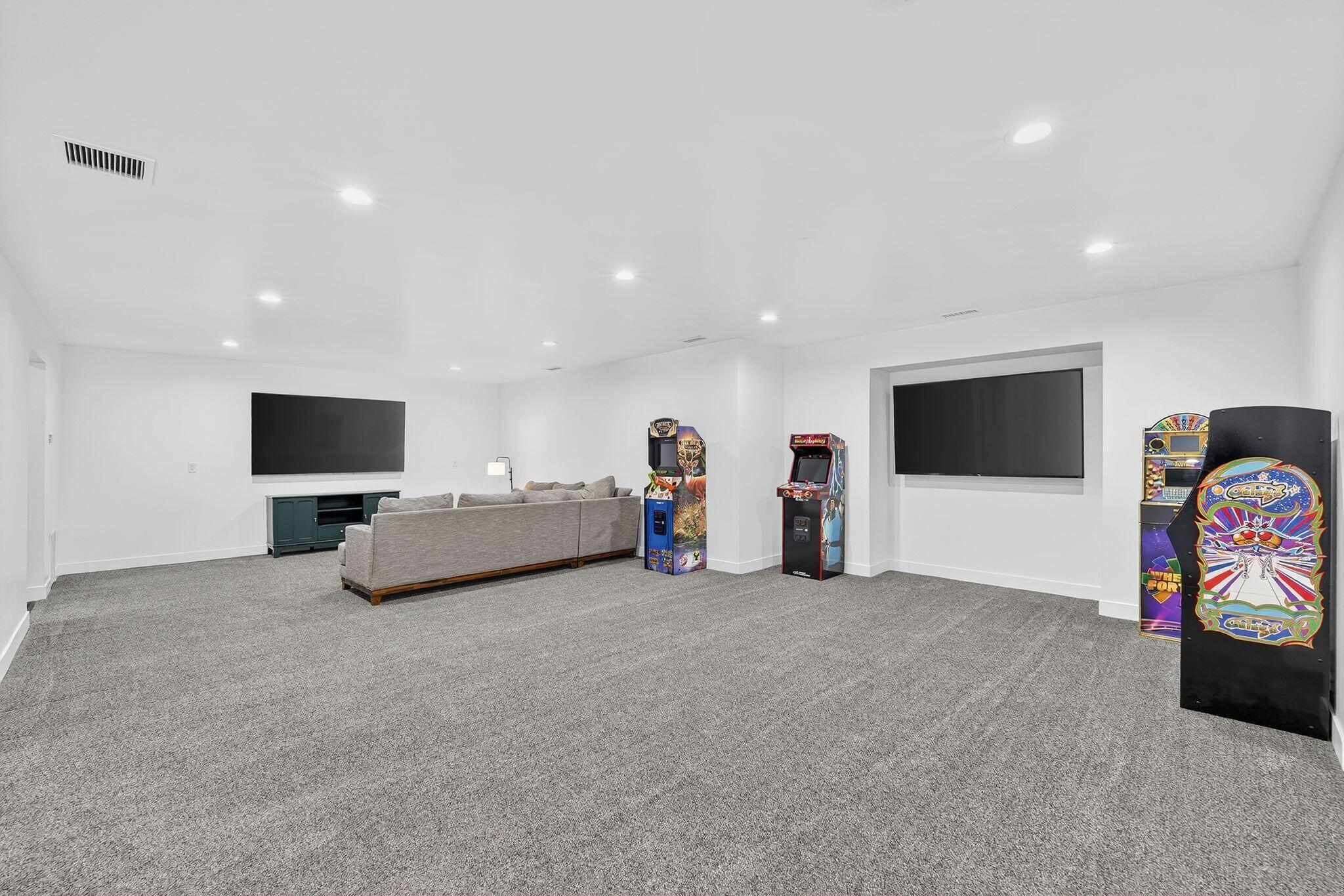 Eagle Mountain, Utah, 84005, United States, 5 Bedrooms Bedrooms, ,4 BathroomsBathrooms,Residential,Contingent,2009831