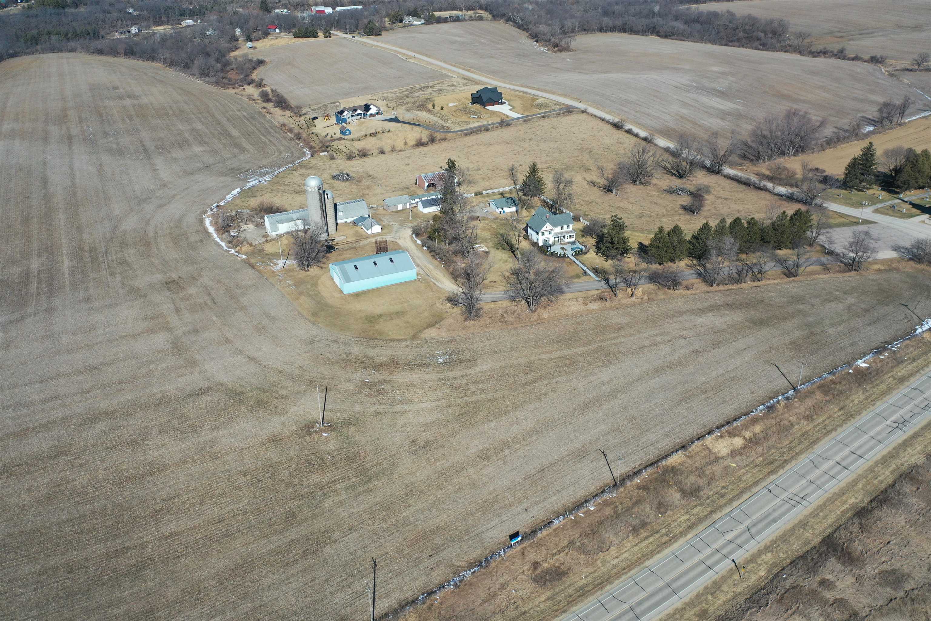 Enjoy rural living from this 5 bedroom 2 bath 3000 square foot beauty – image 49