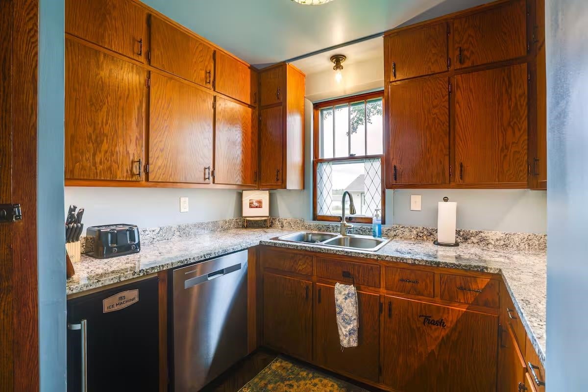 Enjoy rural living from this 5 bedroom 2 bath 3000 square foot beauty – image 29