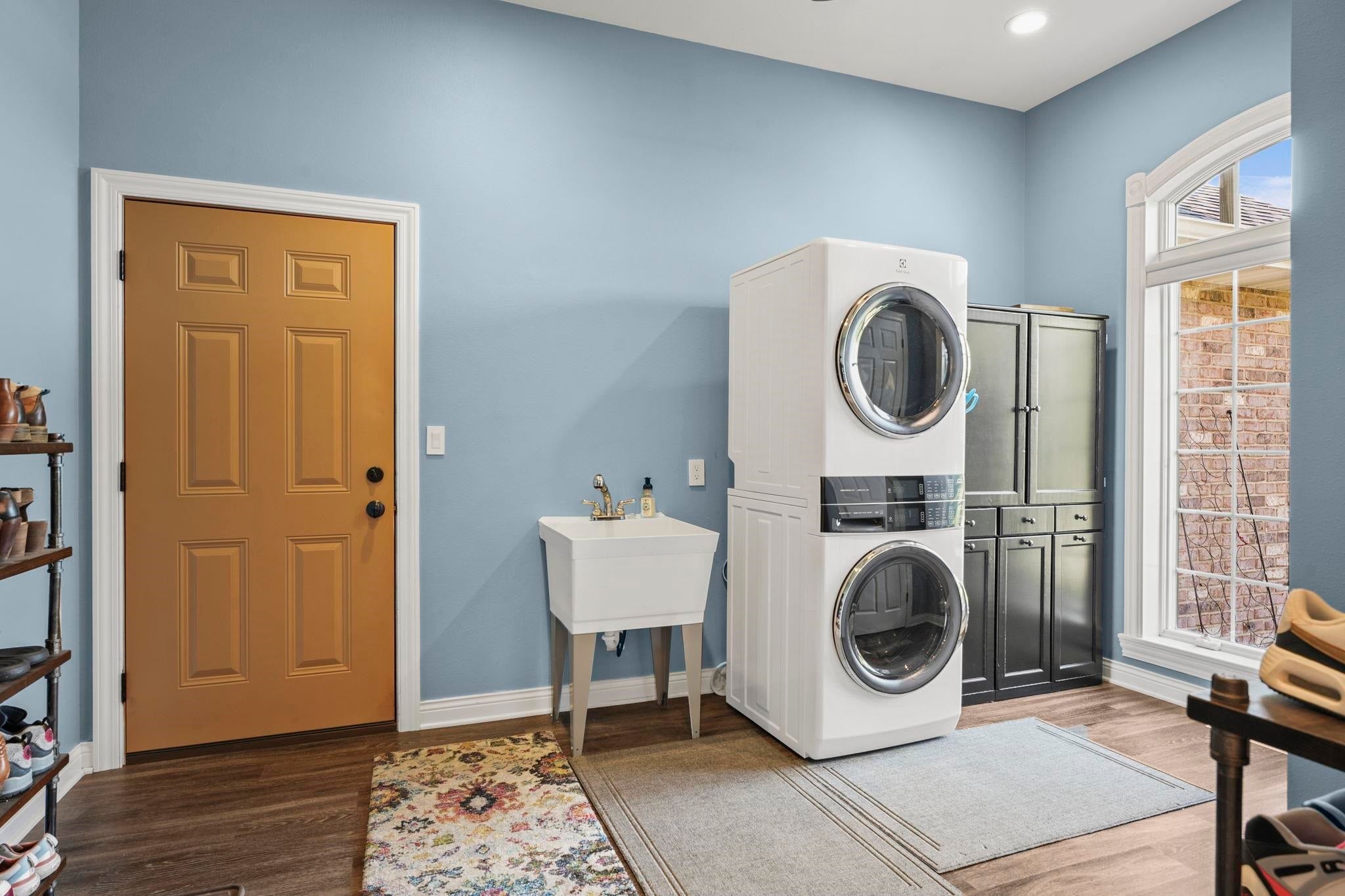 Mineral Point, Wisconsin, 53565, United States, 6 Bedrooms Bedrooms, ,3 BathroomsBathrooms,Residential,Active,1960179