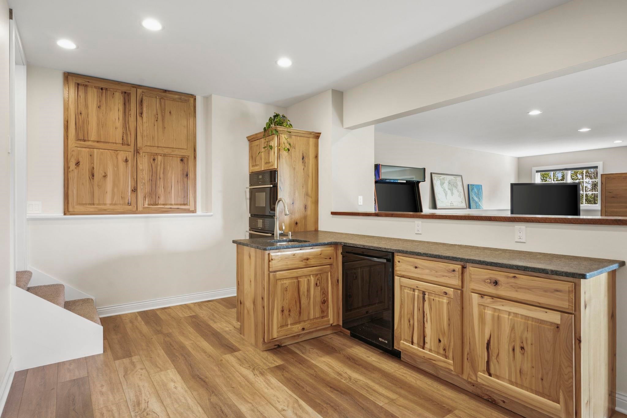 Mineral Point, Wisconsin, 53565, United States, 6 Bedrooms Bedrooms, ,3 BathroomsBathrooms,Residential,Active,2034307