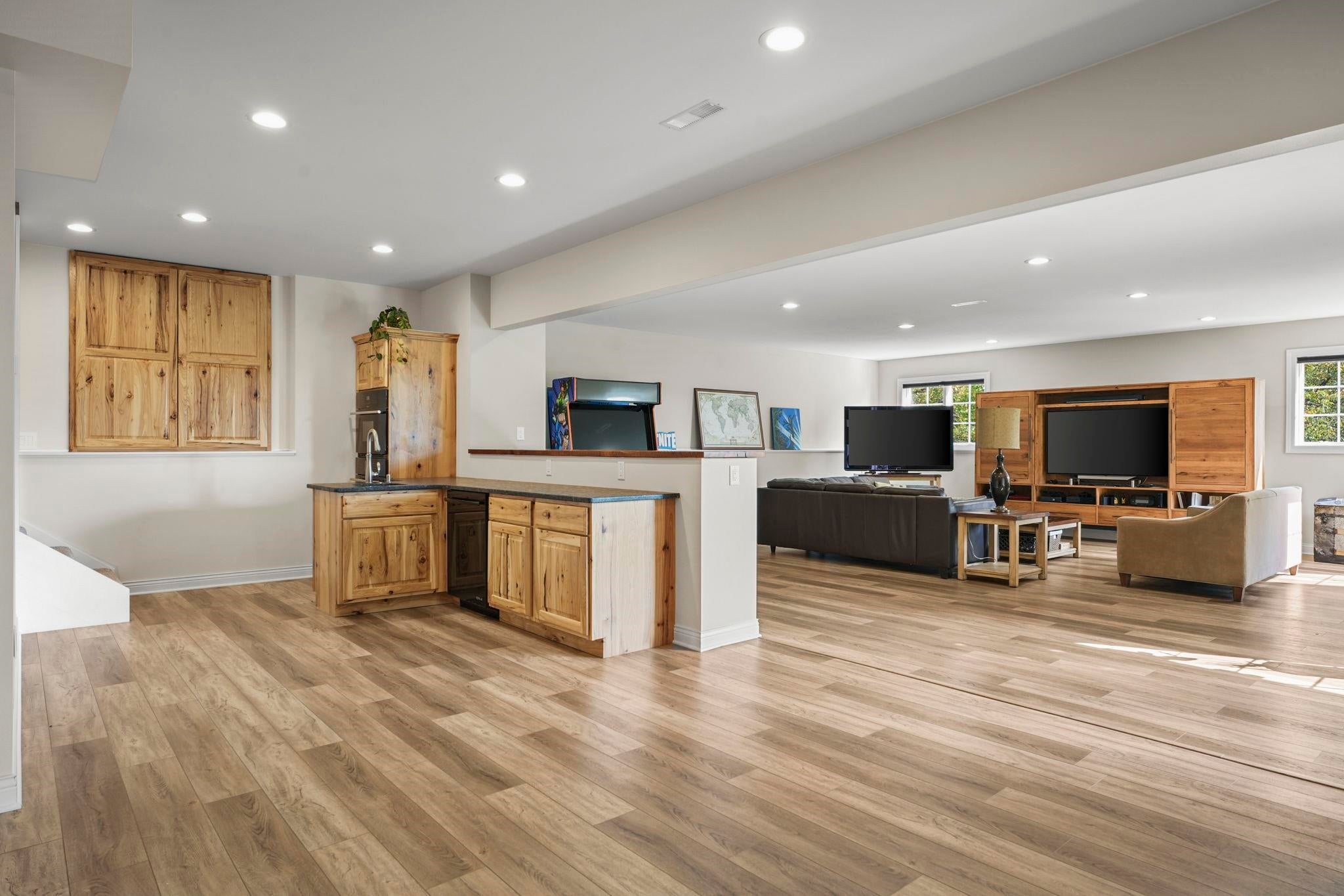 Mineral Point, Wisconsin, 53565, United States, 6 Bedrooms Bedrooms, ,3 BathroomsBathrooms,Residential,Active,1960179