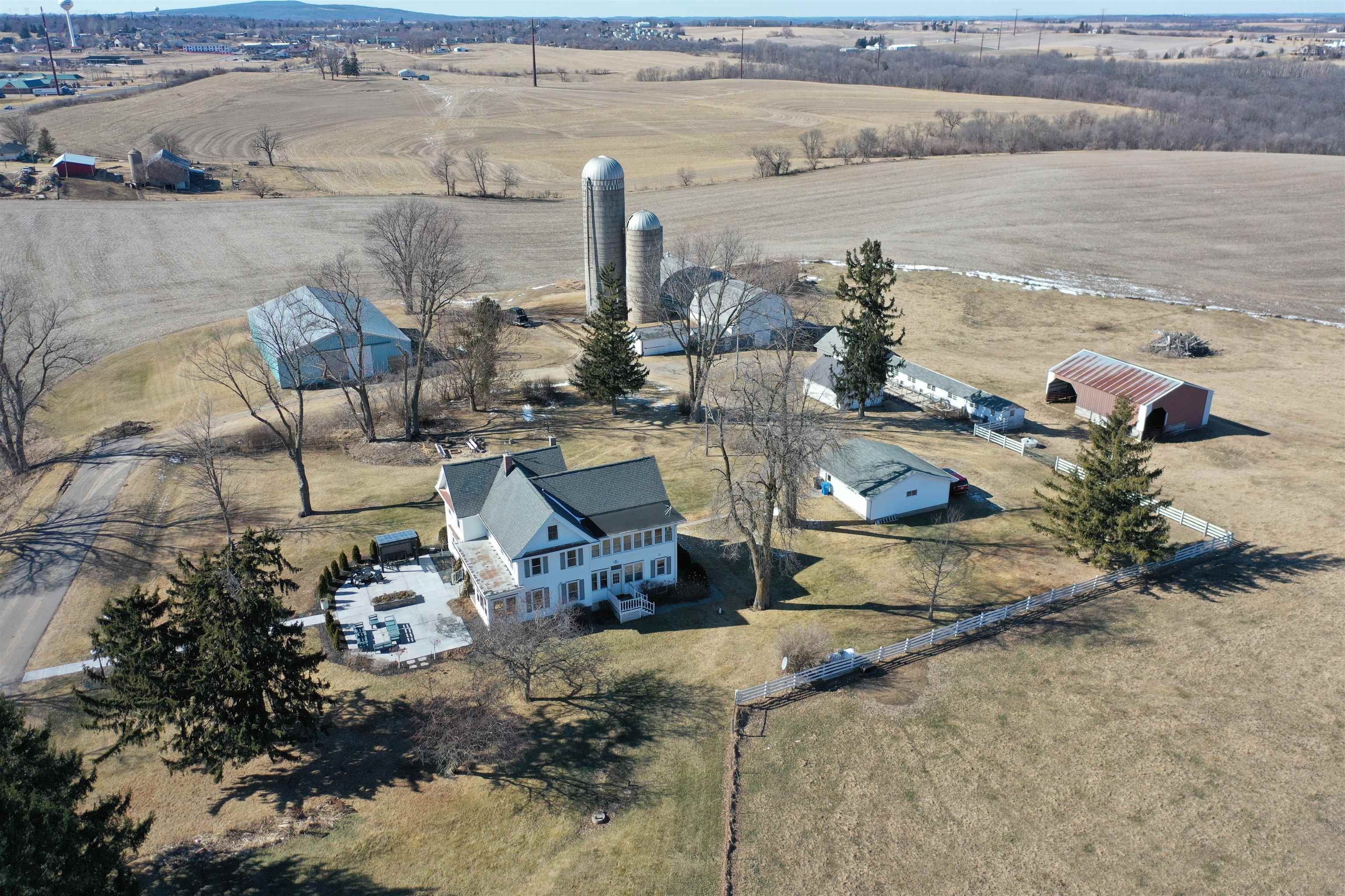 Enjoy rural living from this 5 bedroom 2 bath 3000 square foot beauty – image 59