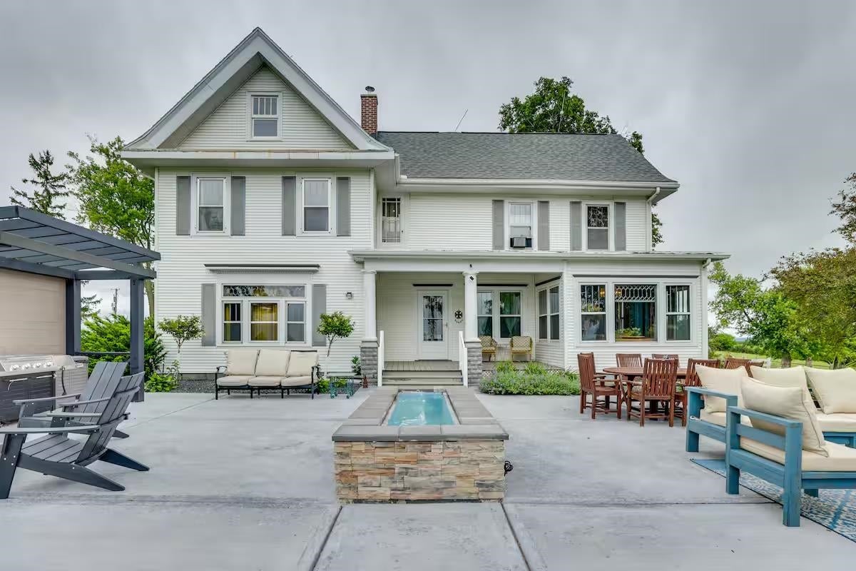 Enjoy rural living from this 5 bedroom 2 bath 3000 square foot beauty – image 4