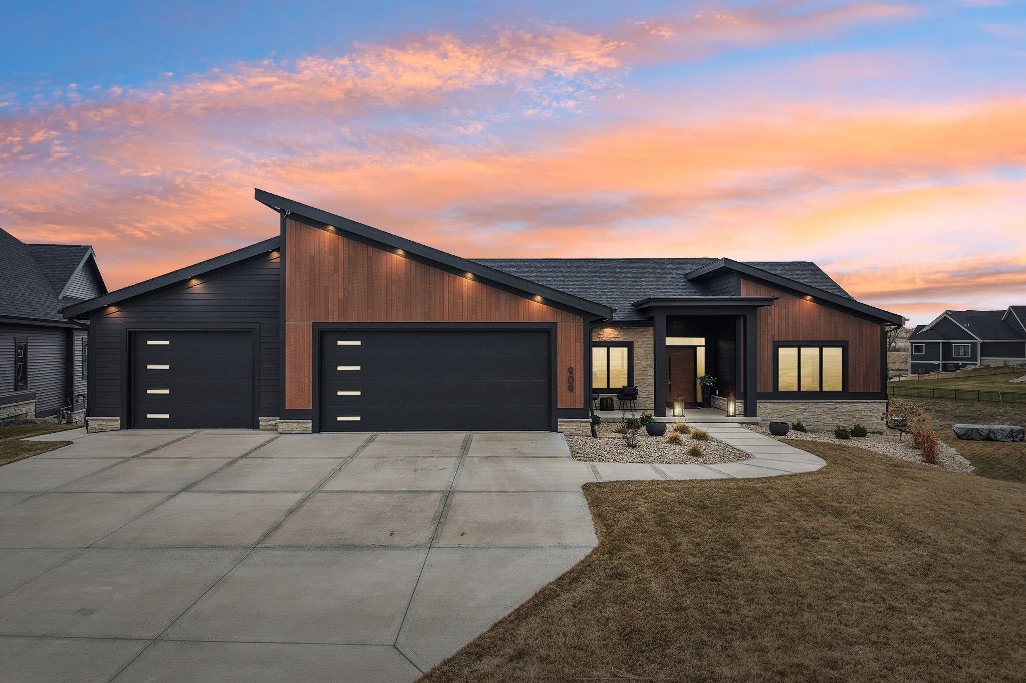 VIEWS OF THE COUNTRYSIDE + BACKS TO CONSERVANCY! IMPECCABLE TWO YEAR O – image 1